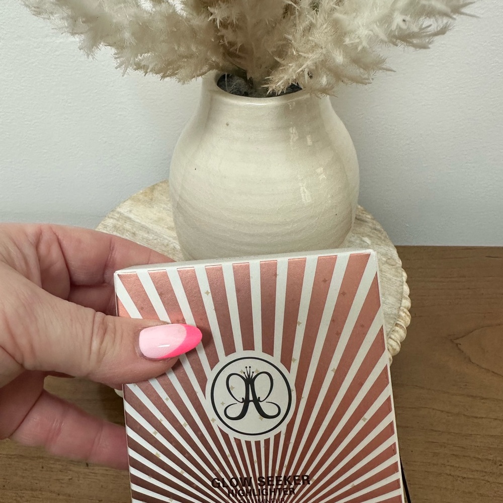 Anastasia Beverly Hills Glow seeker highlighter- sun idol
